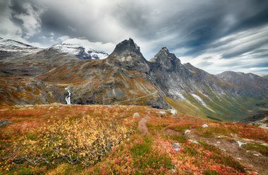 Dağlardaki güzel sonbaharın manzarası