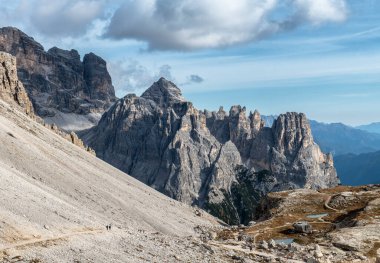 Sonbahar boyunca dağların güzel manzarası