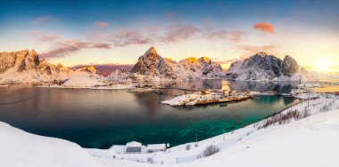 Norveç 'te güzel bir gün doğumu - lofotens