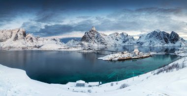 Norveç 'te güzel bir gün doğumu - lofotens