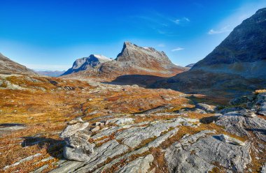 Dağlardaki güzel sonbaharın manzarası
