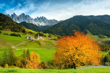 İtalyan dolomitlerinin güzel manzarası - Santa Maddalena