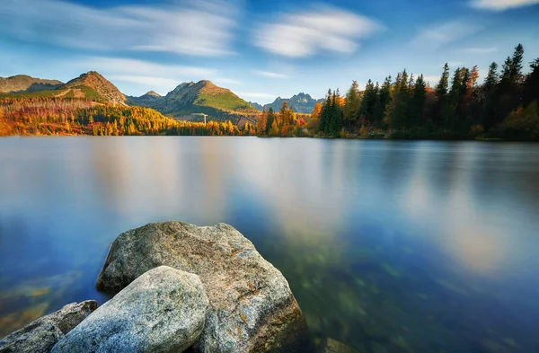 スロバキアのタトラ山脈のStrbsky Plesoの秋の風景 — ストック写真