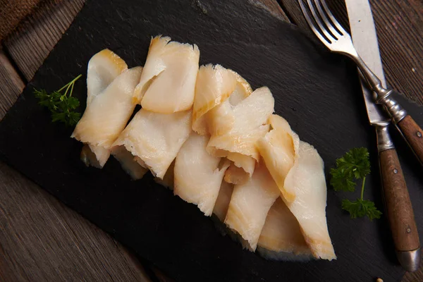 Lezzetli füme halibut dilimleri.