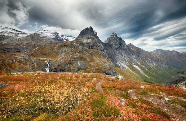 Dağlardaki güzel sonbaharın manzarası