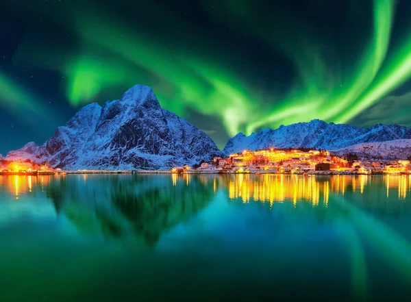 Kış Manzarası Üzerindeki Aurora Borealis Lofotens Norveç — Stok fotoğraf