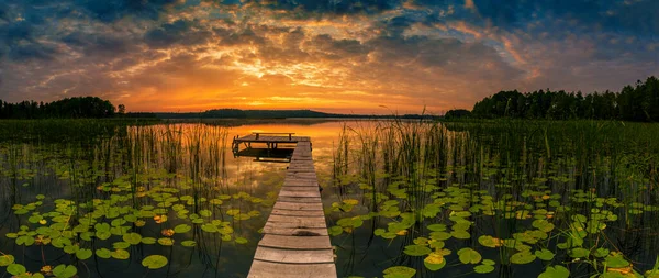 Panorama Del Hermoso Amanecer Sobre Lago —  Fotos de Stock