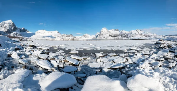 Paisaje Invernal Con Montañas Lago Congelado Panorama — Foto de Stock
