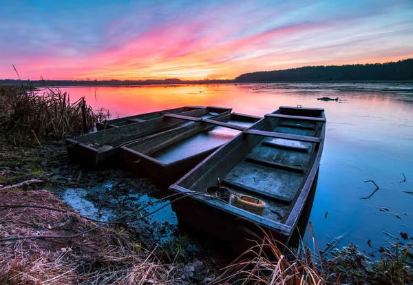 Hermoso Amanecer Sobre Las Orillas Del Lago —  Fotos de Stock