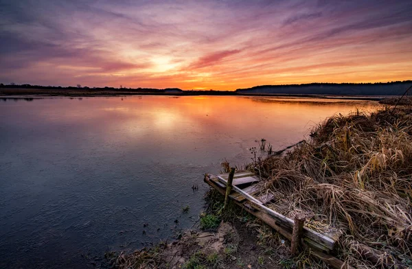 Krásný Východ Slunce Nad Břehy Jezera — Stock fotografie