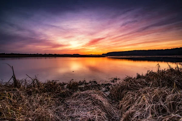 Schöner Sonnenaufgang Über Dem Seeufer — Stockfoto