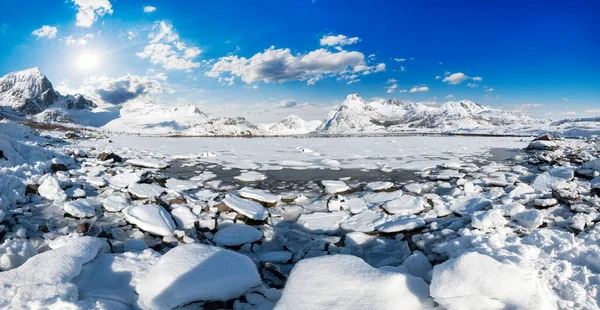 Paisaje Invernal Con Montañas Lago Congelado Panorama — Foto de Stock