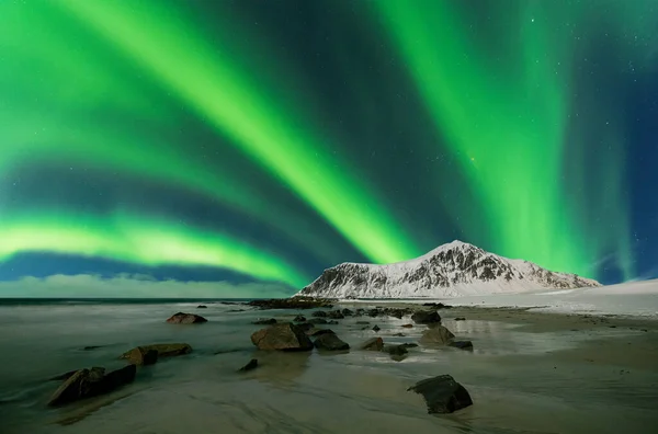 Aurora Borealis Norveç Skagsanden Plajı Üzerinde Kuzey Işıkları Olarak Bilinir — Stok fotoğraf