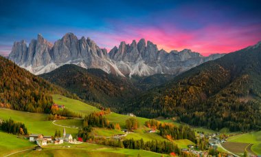 İtalyan dolomitlerinin güzel manzarası - Santa Maddalena