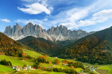 Berrak mavi gökyüzüyle muhteşem, karmaşık dağ manzarası.   