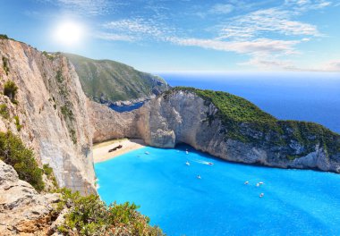 Muhteşem dağ manzaralı lagün mavi gökyüzü ve berrak suyla