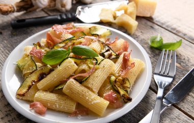Lezzetli rigatoni makarnası kabak, jambon ve grana padano peyniri.