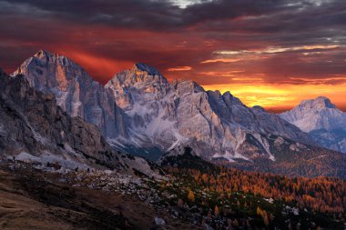 Sonbahar boyunca dağların güzel manzarası