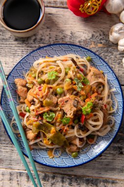 Sebzeli Çin eriştesi ve tavuk. 