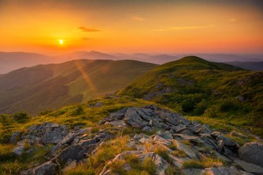 Güzel yaz günbatımı dağlarda