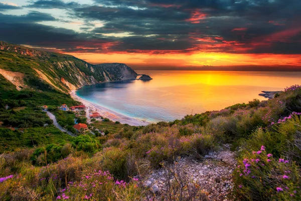 希腊岛上美丽的夏日落山 — 图库照片
