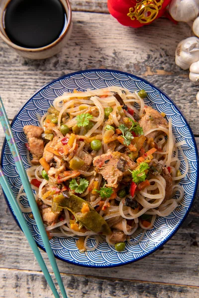 Sebzeli Çin eriştesi ve tavuk. 