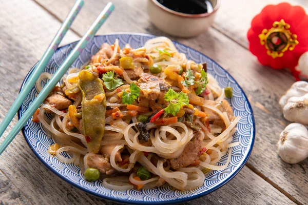 Chinese Noodles Vegetables Chicken — Stock Photo, Image