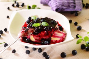 Lezzetli panna cotta tatlı ile yaban mersini