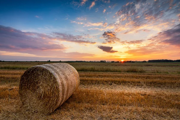 Hermoso Amanecer Verano Sobre Campos Con Fardos Heno — Foto de Stock