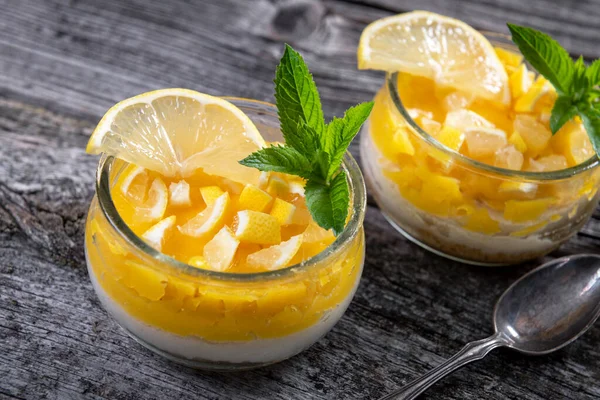 Gustoso Dessert Cremoso Con Limone — Foto Stock