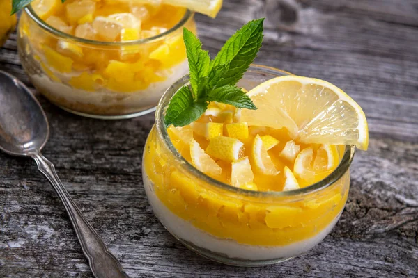 레몬을 곁들인 맛있는 디저트 — 스톡 사진