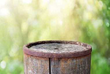 Eski paslı varil üstü arka planı 