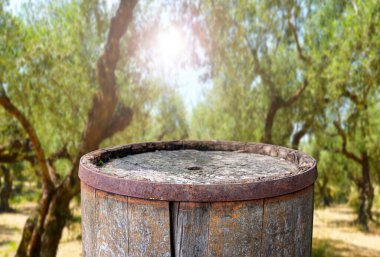 Eski paslı varil üstü arka planı 