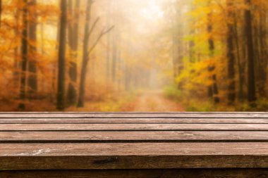 Boş eski ahşap masa arkaplanı - sonbahar arkaplanı