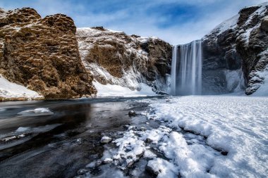 Kış boyunca İzlanda 'da ünlü Skogafoss su falı