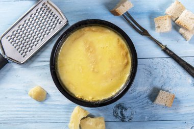 Ekmekle servis edilen erimiş peynirli İsviçre fondüsü