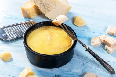Ekmekle servis edilen erimiş peynirli İsviçre fondüsü