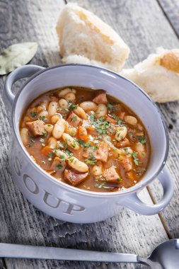 Domates soslu fırında fasulye ve doğranmış sosis.