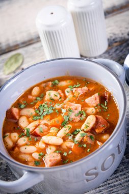 Domates soslu fırında fasulye ve doğranmış sosis.