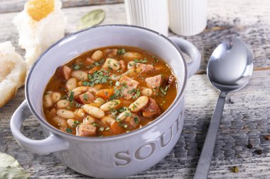 Domates soslu fırında fasulye ve doğranmış sosis.