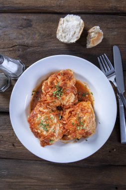 Domates soslu lahana dolması.