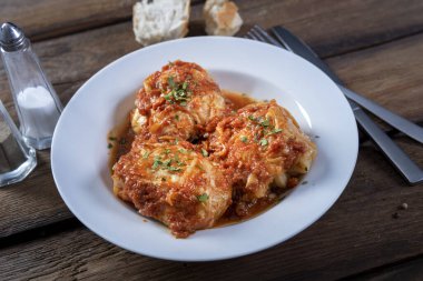 Domates soslu lahana dolması.