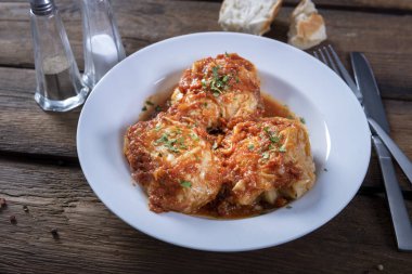 Domates soslu lahana dolması.