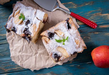 Erikli ve elmalı maya keki.