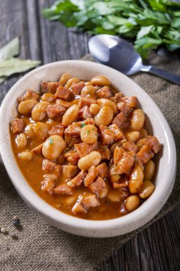 Domates soslu fırında fasulye ve doğranmış sosis.