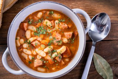 Domates soslu fırında fasulye ve doğranmış sosis.