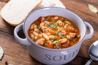 Domates soslu fırında fasulye ve doğranmış sosis.