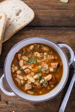 Domates soslu fırında fasulye ve doğranmış sosis.