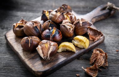 Ahşap arka planda kavrulmuş kestane