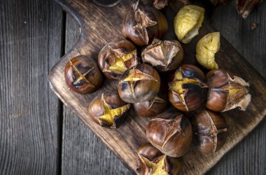 Ahşap arka planda kavrulmuş kestane